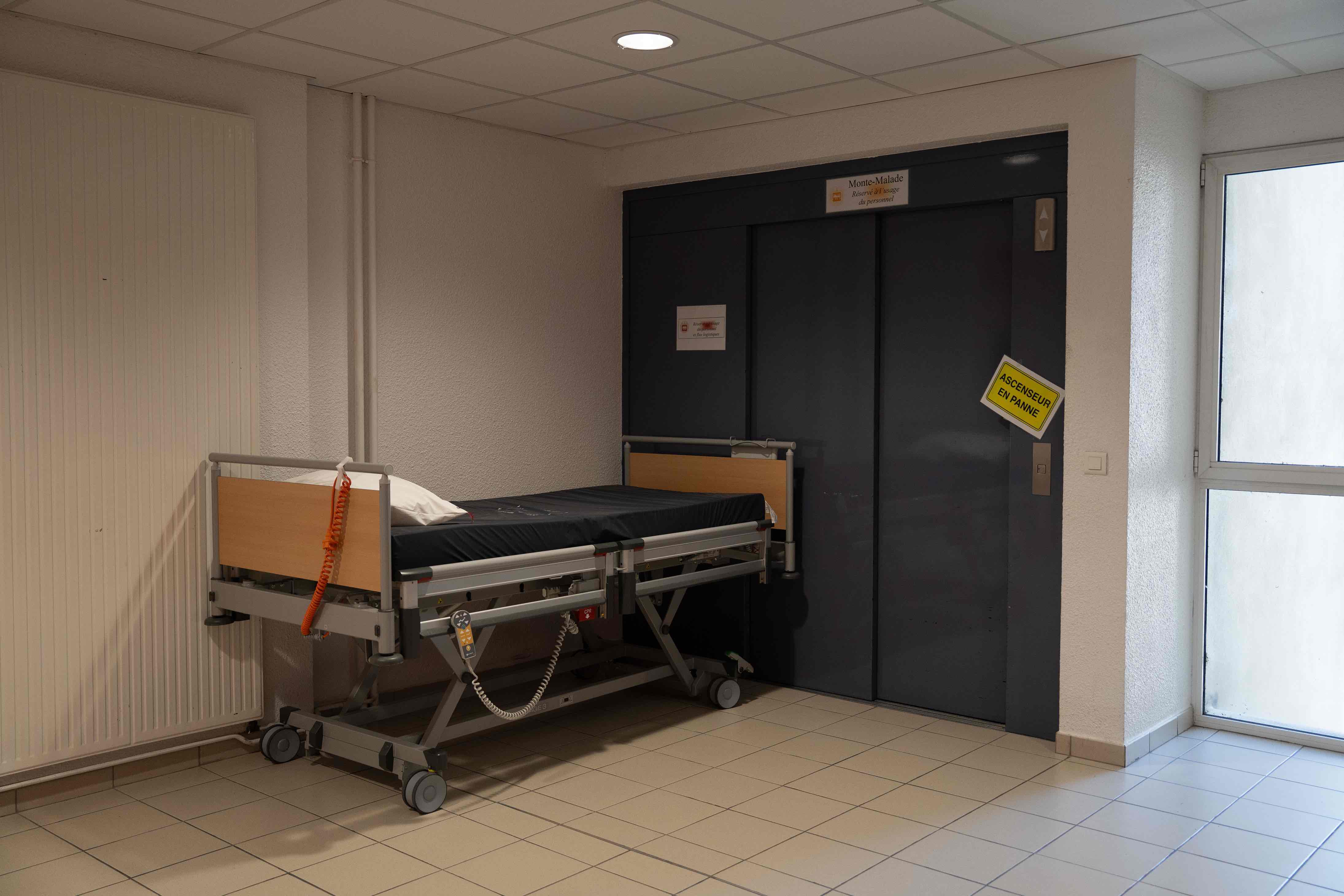 Au sein de l'hôpital, les ascenseurs du secteurs des soins de suite et de réadaptation et celui de l'Ehpad, ne fonctionnent pas. Ils tiennent « rustine sur rustine »