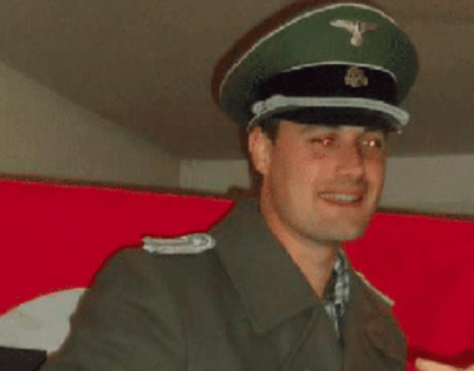 Bruno Hirout s'est aussi fait repérer pour une photo où il est coiffé d'une casquette SS.