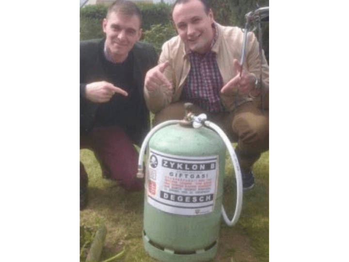 Bruno Hirout, ex-secrétaire général du PDF, pose devant une bonbonne étiquetée « Zyklon B », le gaz utilisé dans les chambres à gaz nazies. Il parle d'une blague « potache » n'ayant entraîné aucune sanction par son parti.