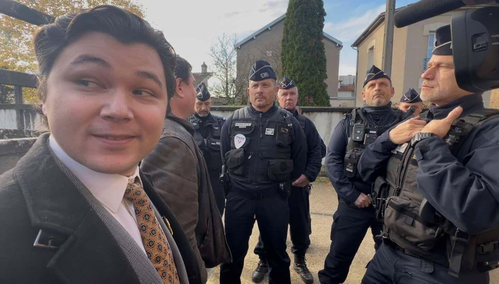 À la sortie de la messe à huis clos en hommage à Pétain, à Verdun, Pierre-Nicolas Nups entonne un « Maréchal, nous voilà », devant les manifestants venus dénoncer cet office.