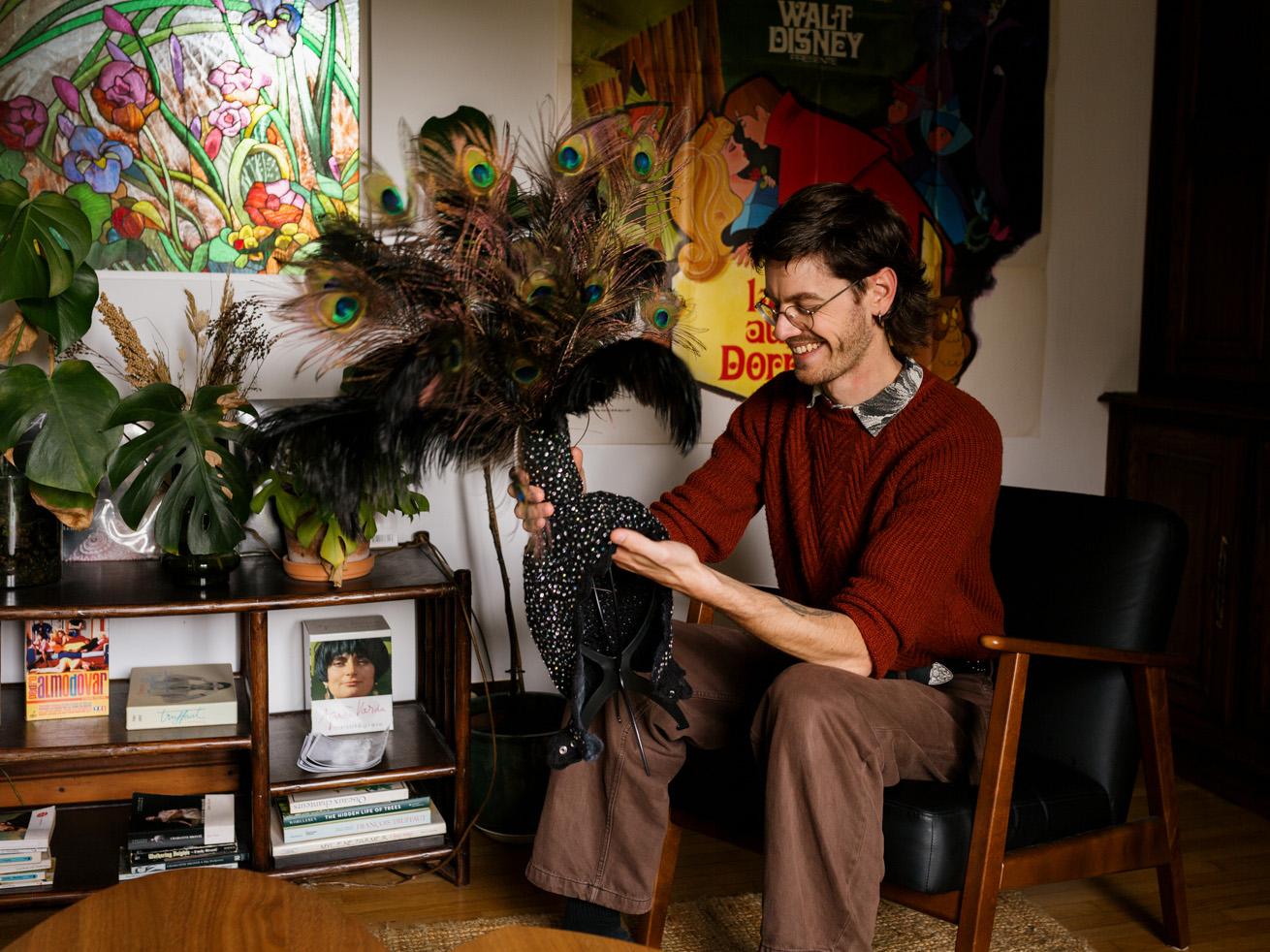 Myosotis imagine ses costumes et numéros en s'inspirant des icônes comme Kate Bush, Britney Spears et Mylène Farmer.