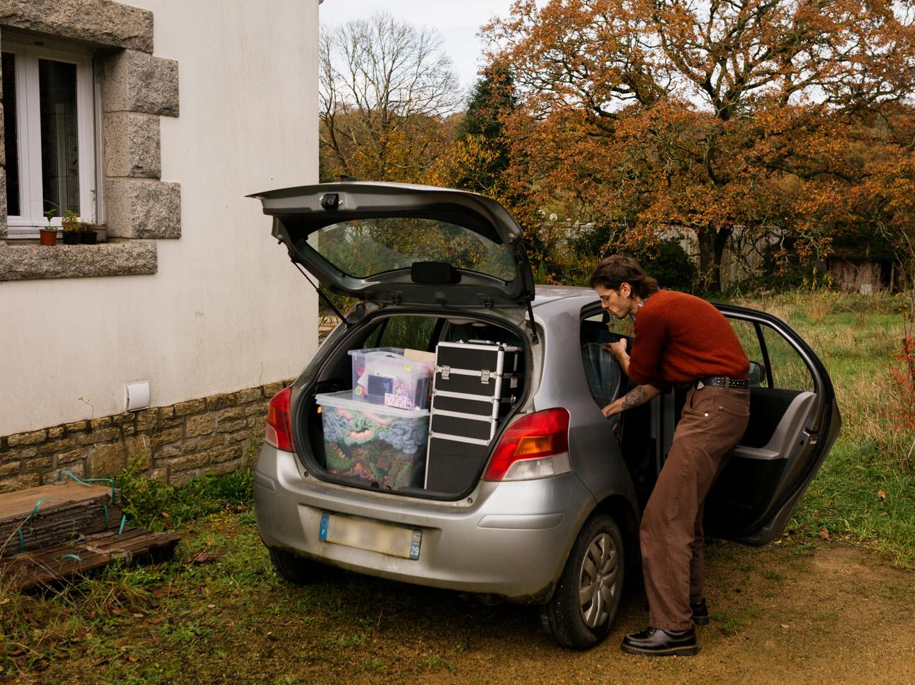 Chargée de plumes de paon, de maquillage, de vêtements à paillettes, Myosotis traverse la forêt de Huelgoat