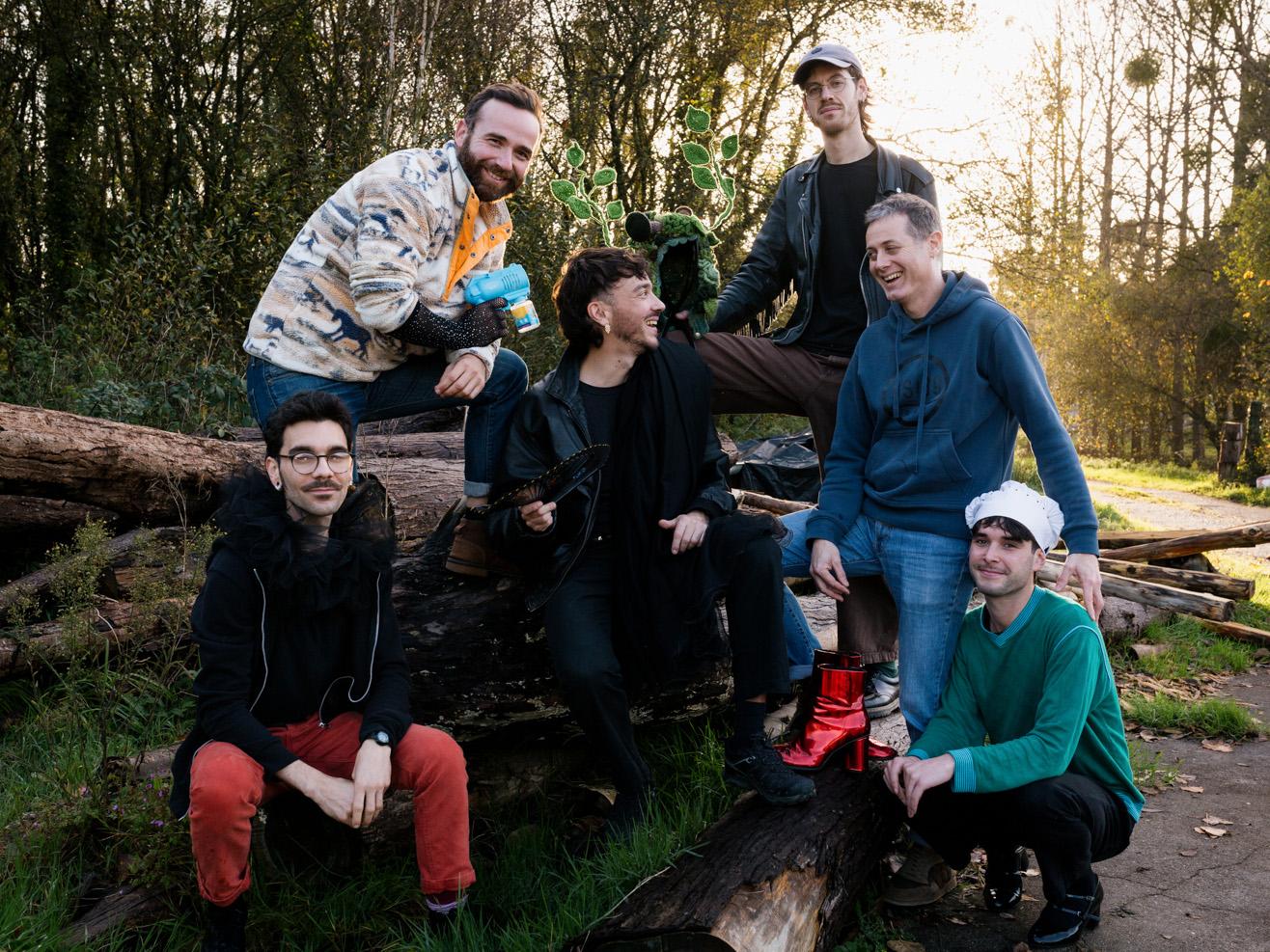 Les Joyaux de l'Arrée au complet avec les « précieux », de gauche à droite : Alan, Romain, Nombril du Monde, Myosotis, La Julie Pétrie et Tristan.