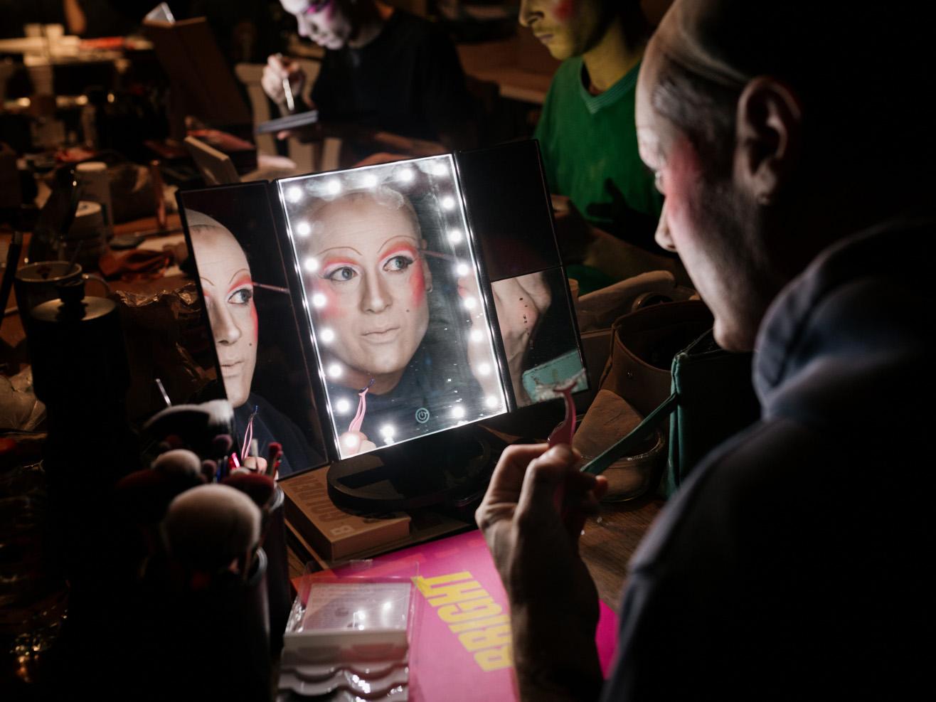 D'ordinaire, La Julie Pétrie assure l'installation du décor, cet après-midi, elle a juste le temps de se maquiller.