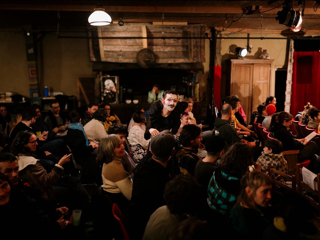 Le show peut débuter ! Tristan, un « précieux » distribue des feuilles de bingo