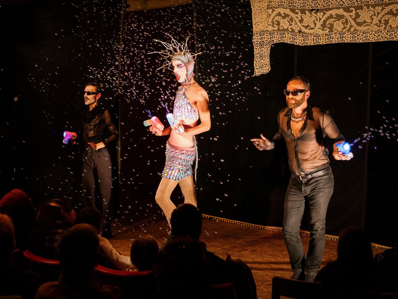 Myosotis, entourée de deux « précieux », est prête à faire le show