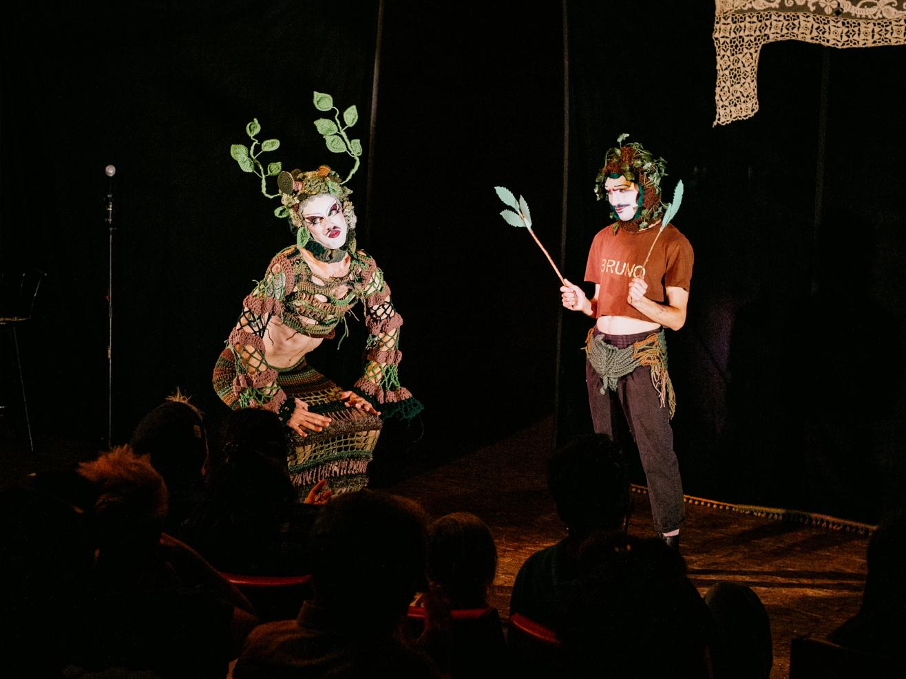 Myosotis, habillée d'un crochet fait main, parodie Josiane Pichet connue pour sa danse de la forêt