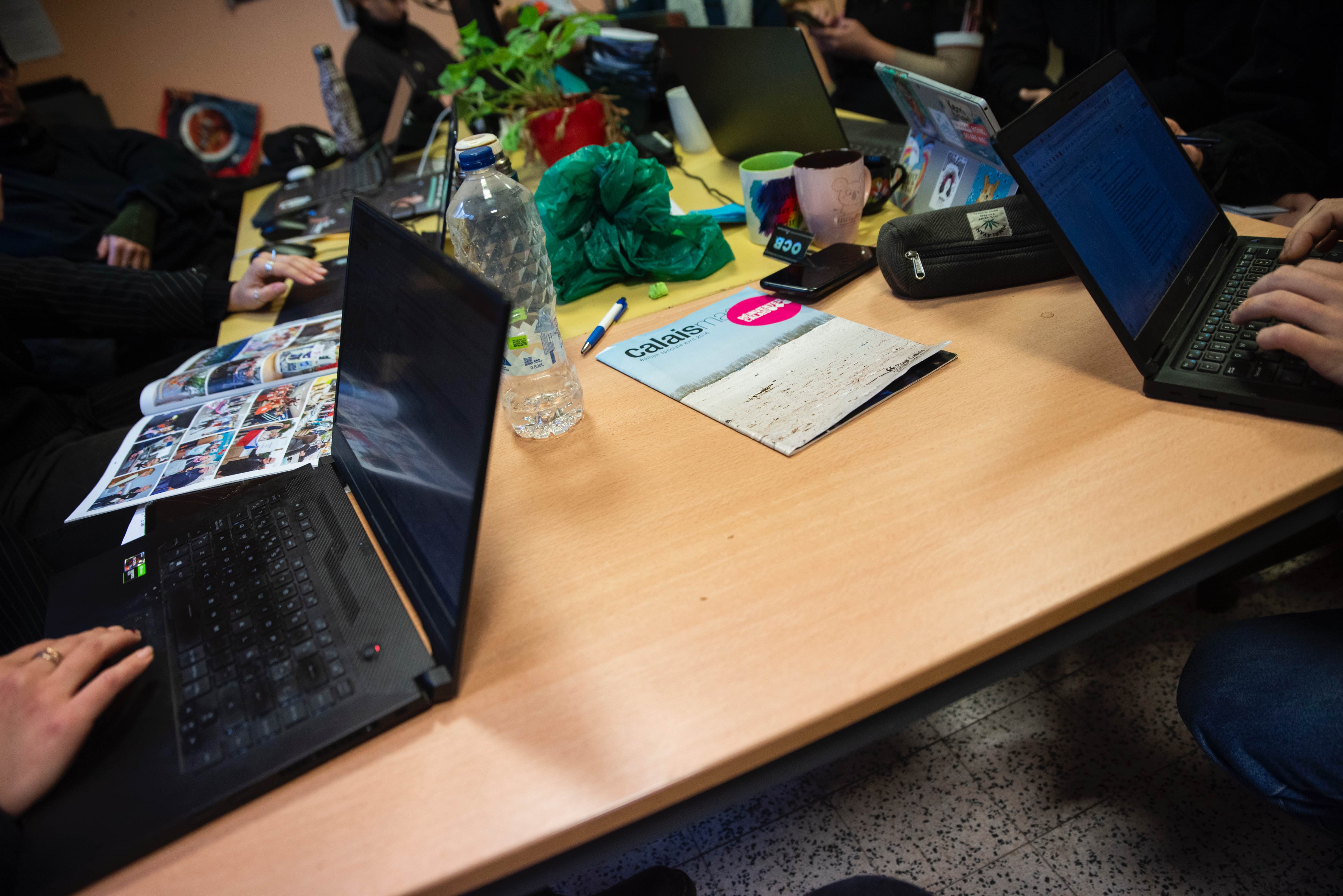 Dans les locaux d'HRO (ci-contre), les données récoltées sur le terrain par les membres sont consolidées par la suite par un lourd travail d'archivage