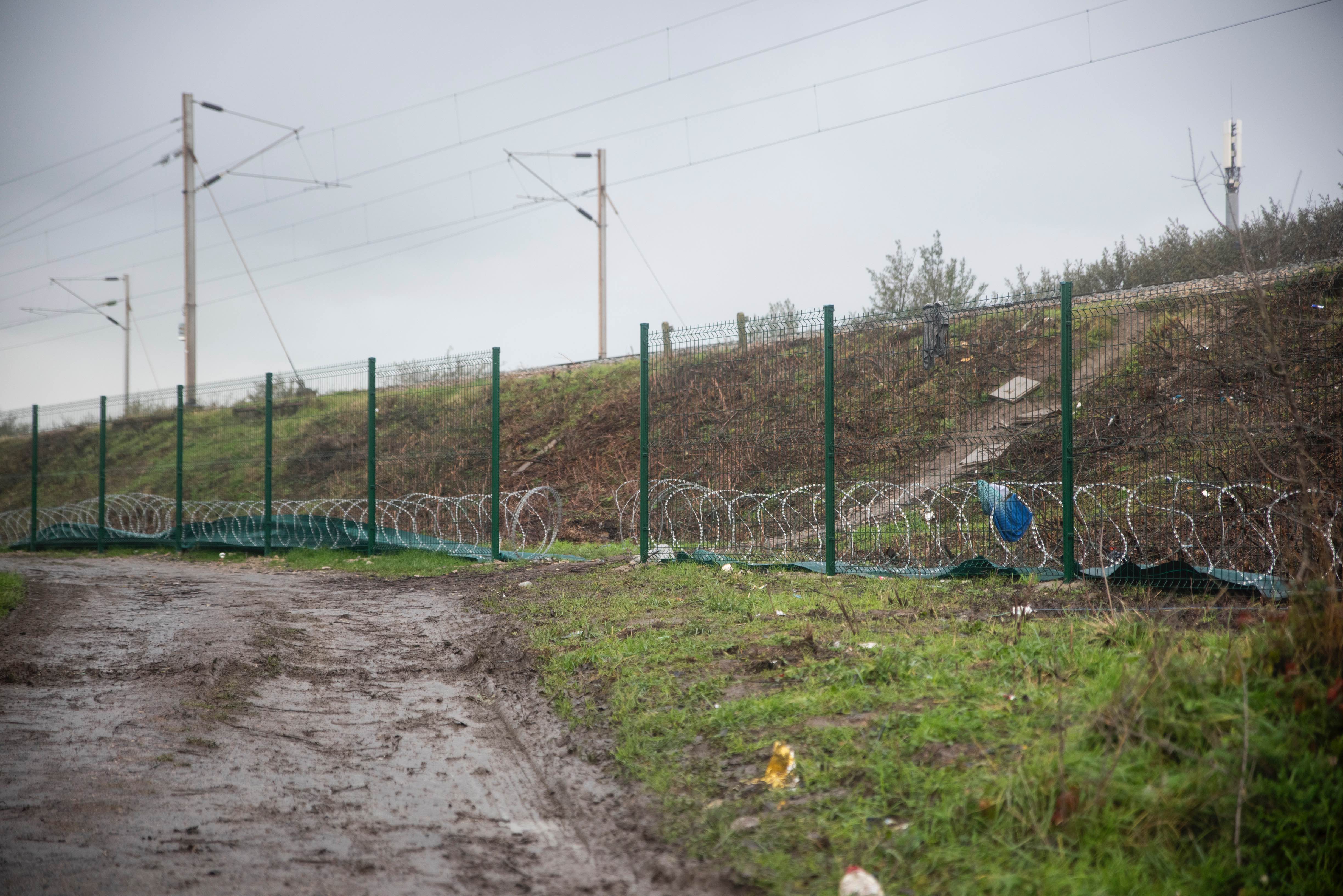 À Dunkerque, en août, au moins « 592 exilés dont 75 femmes et 25 enfants » en attente d'une traversée vers l'Angleterre ont dû quitter le campement.
