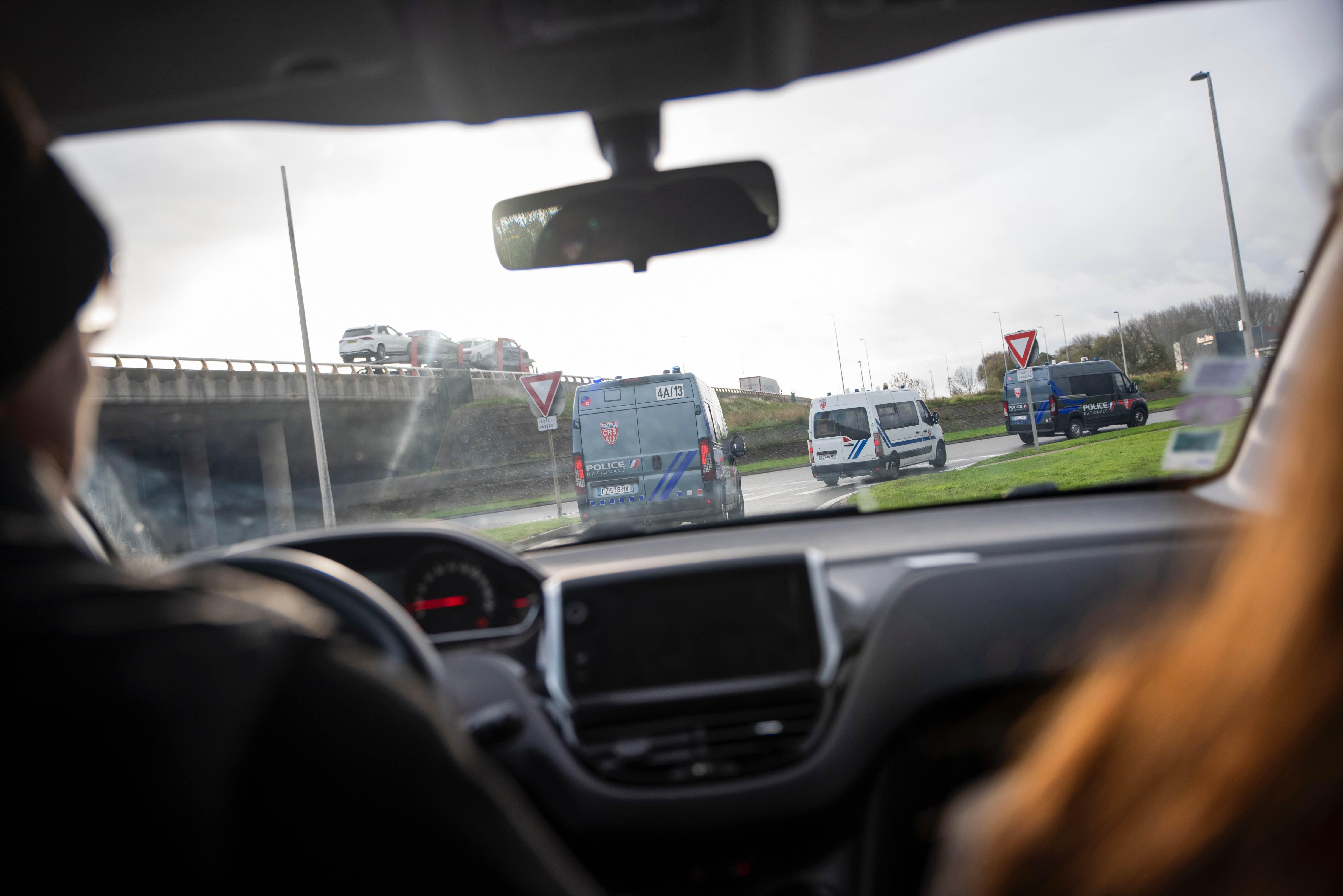 Les membres d'HRO peuvent observer les opérations d'expulsion au nom de la liberté d'expression mais en sont le plus souvent éloignés par des périmètres, dits de sécurité, organisés par la police