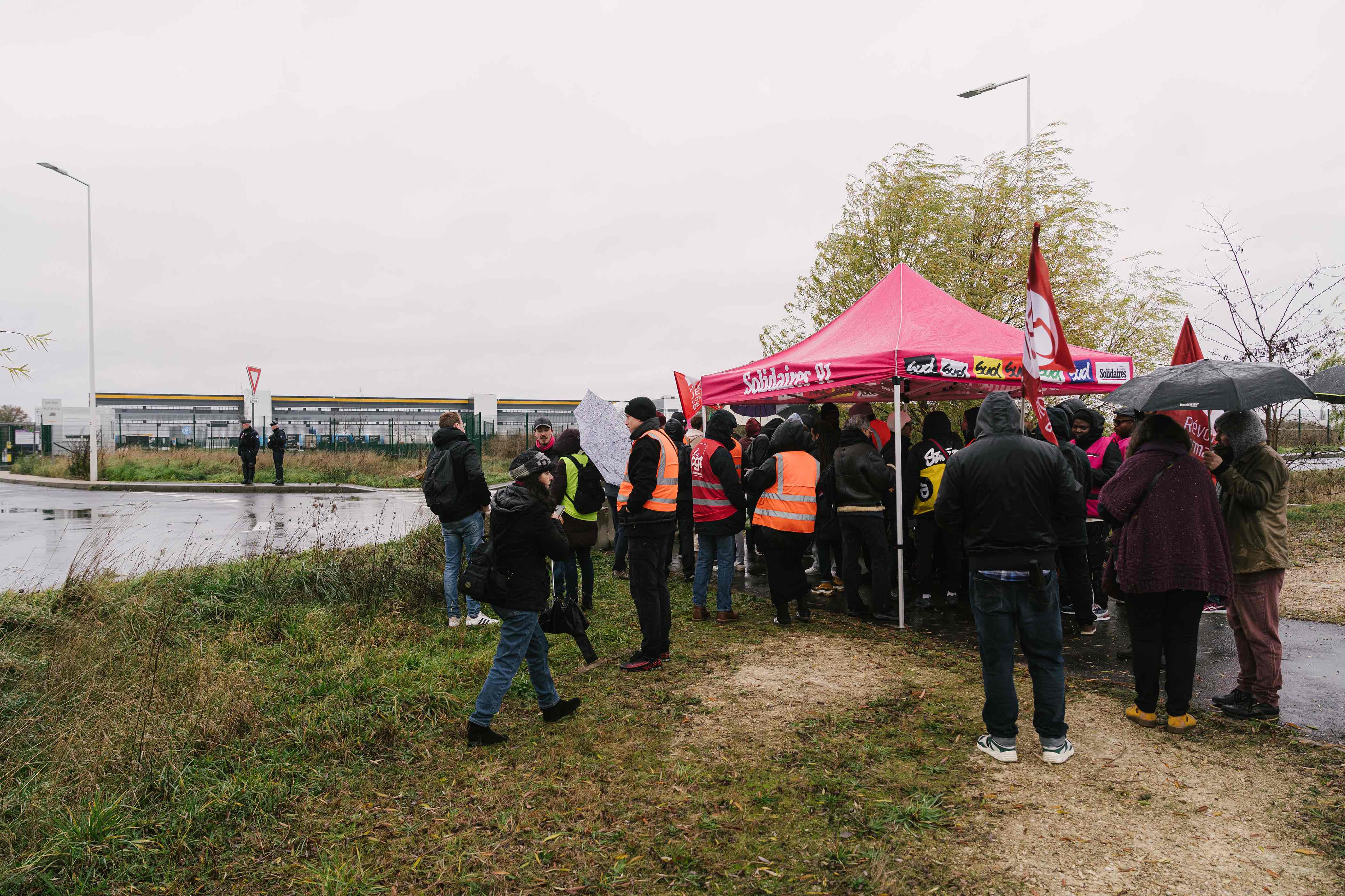 Une trentaine de salariés sont venus dénoncer les gestes physiques et répétitifs qui provoqueraient des douleurs « aux poignets, aux épaules, aux genoux » et « au dos »