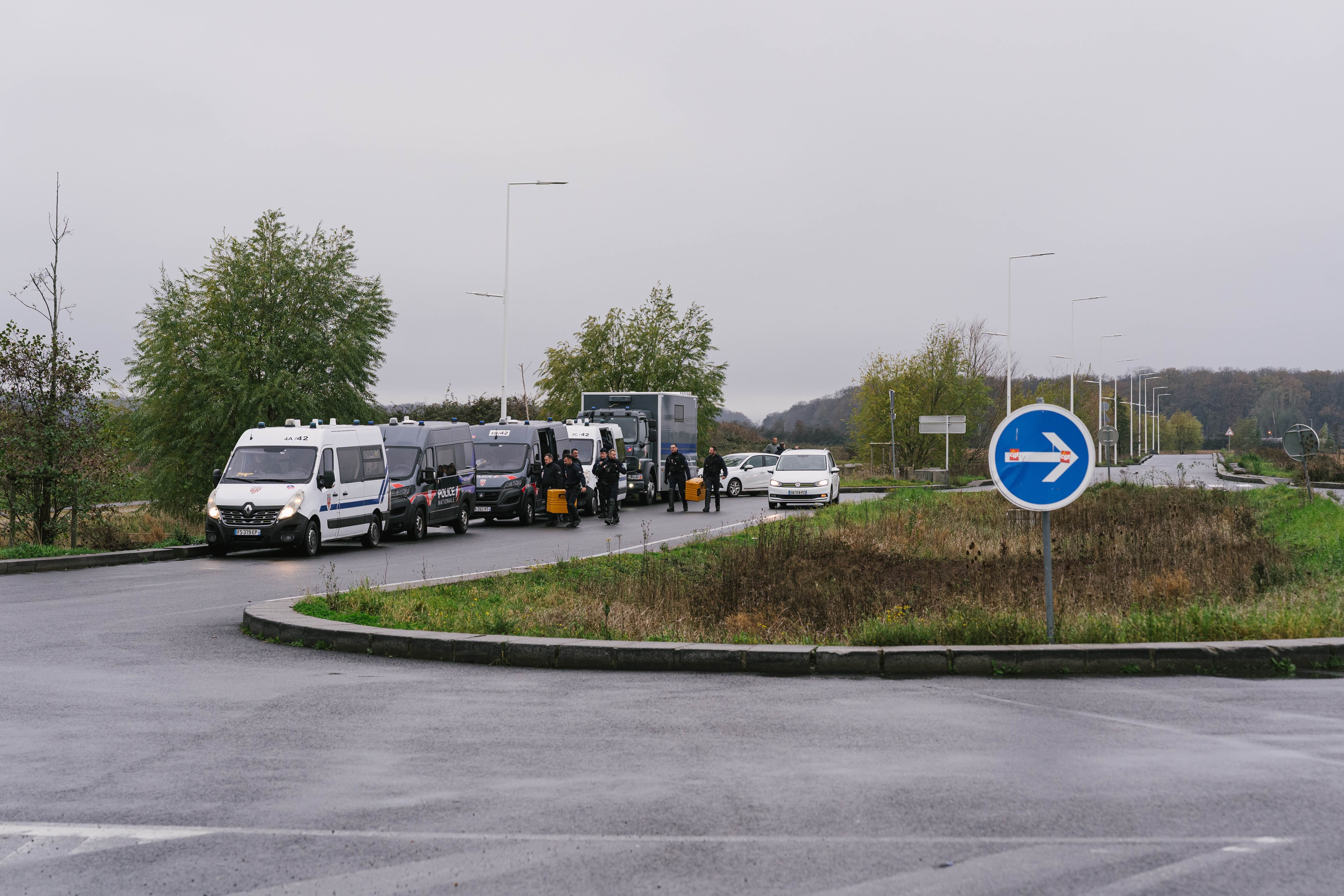 Une dizaine de camions de CRS encerclent le groupe de 30 manifestants