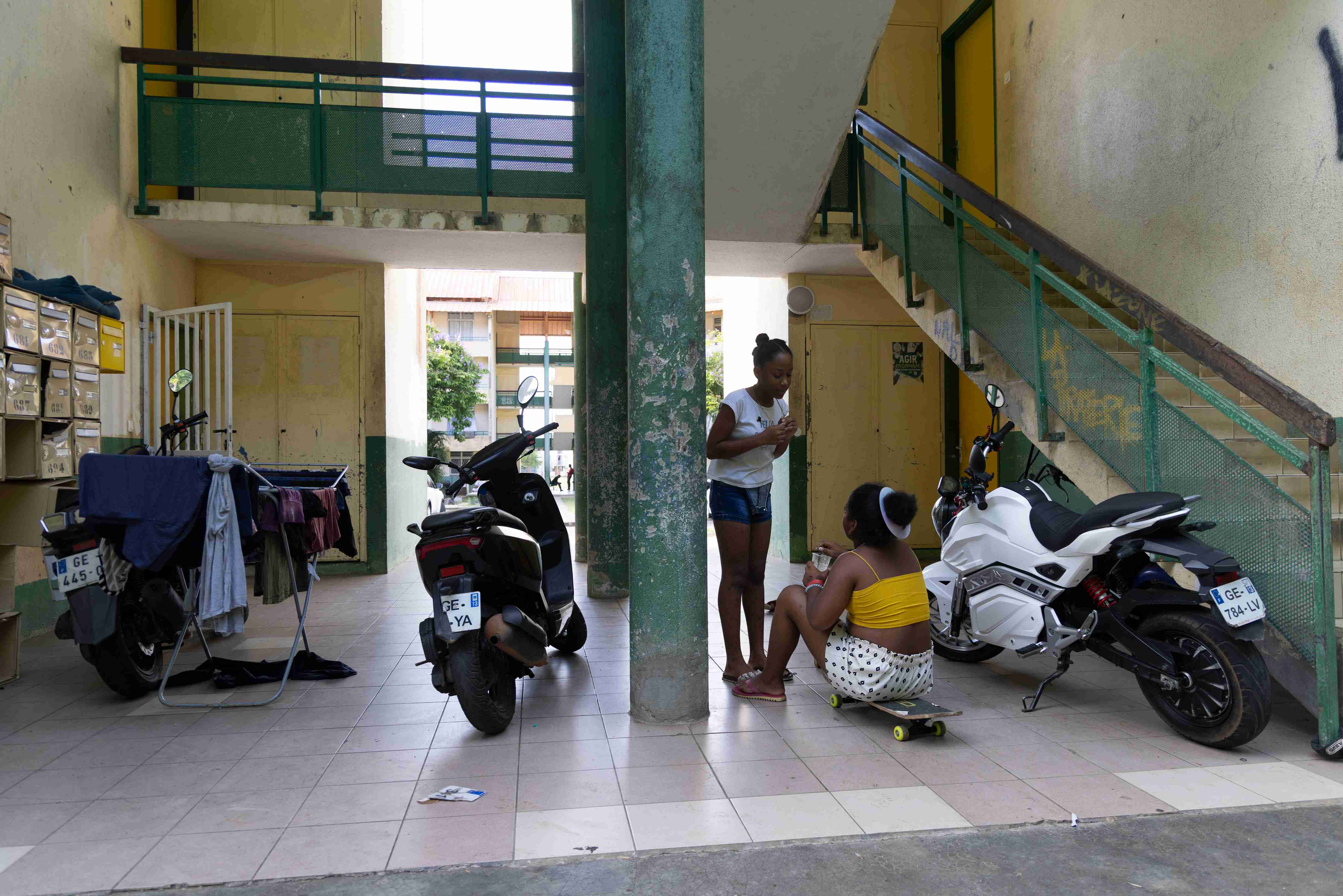 Dans le quartier, plusieurs associations de terrain, locales et militantes, tentent de maintenir le lien avec la jeunesse et d’éviter les dérives