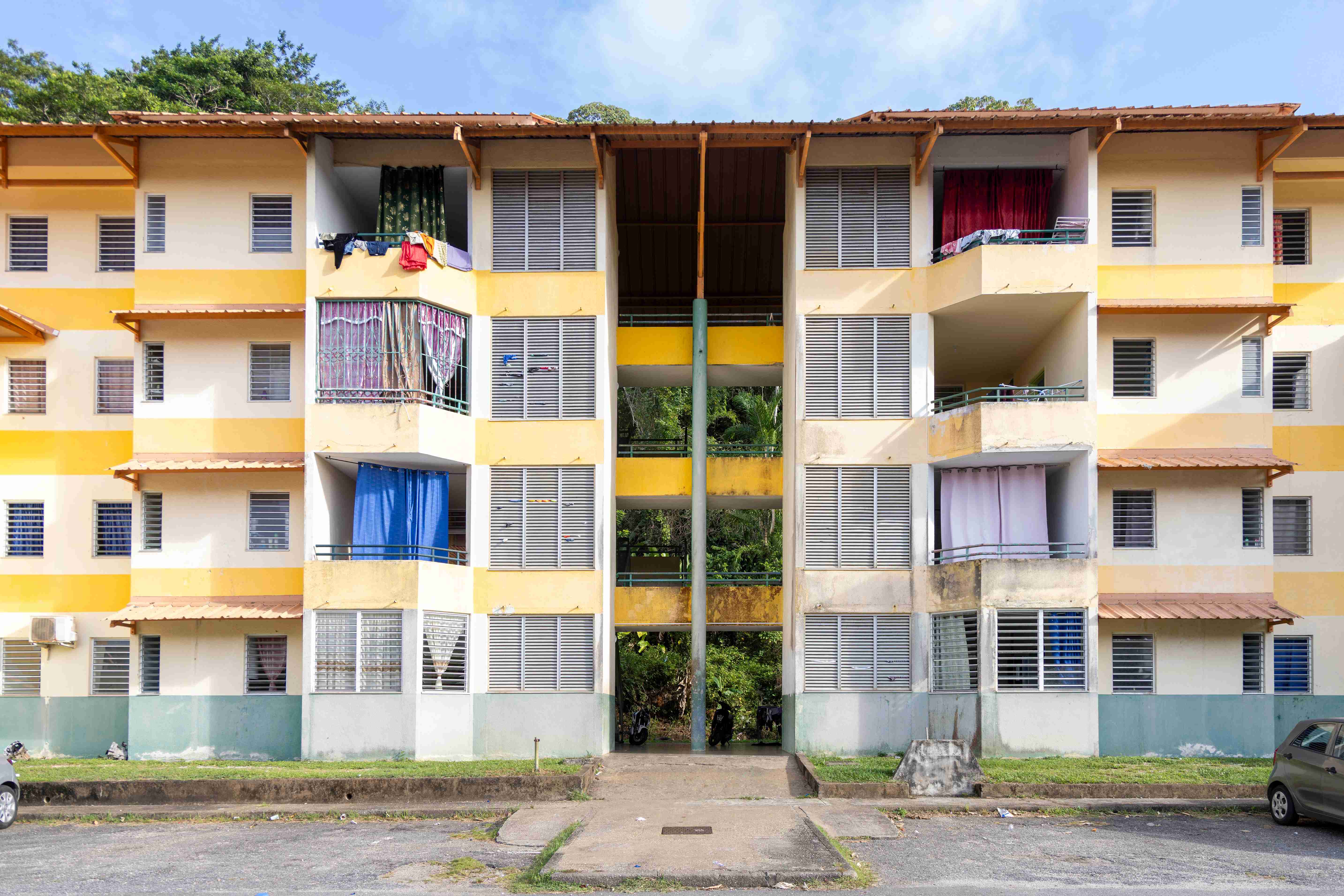 Construit dans les années 1990, à l’écart du centre-ville de Cayenne, le quartier de Mont-Lucas comptait à l'origine près de 650 logements sociaux