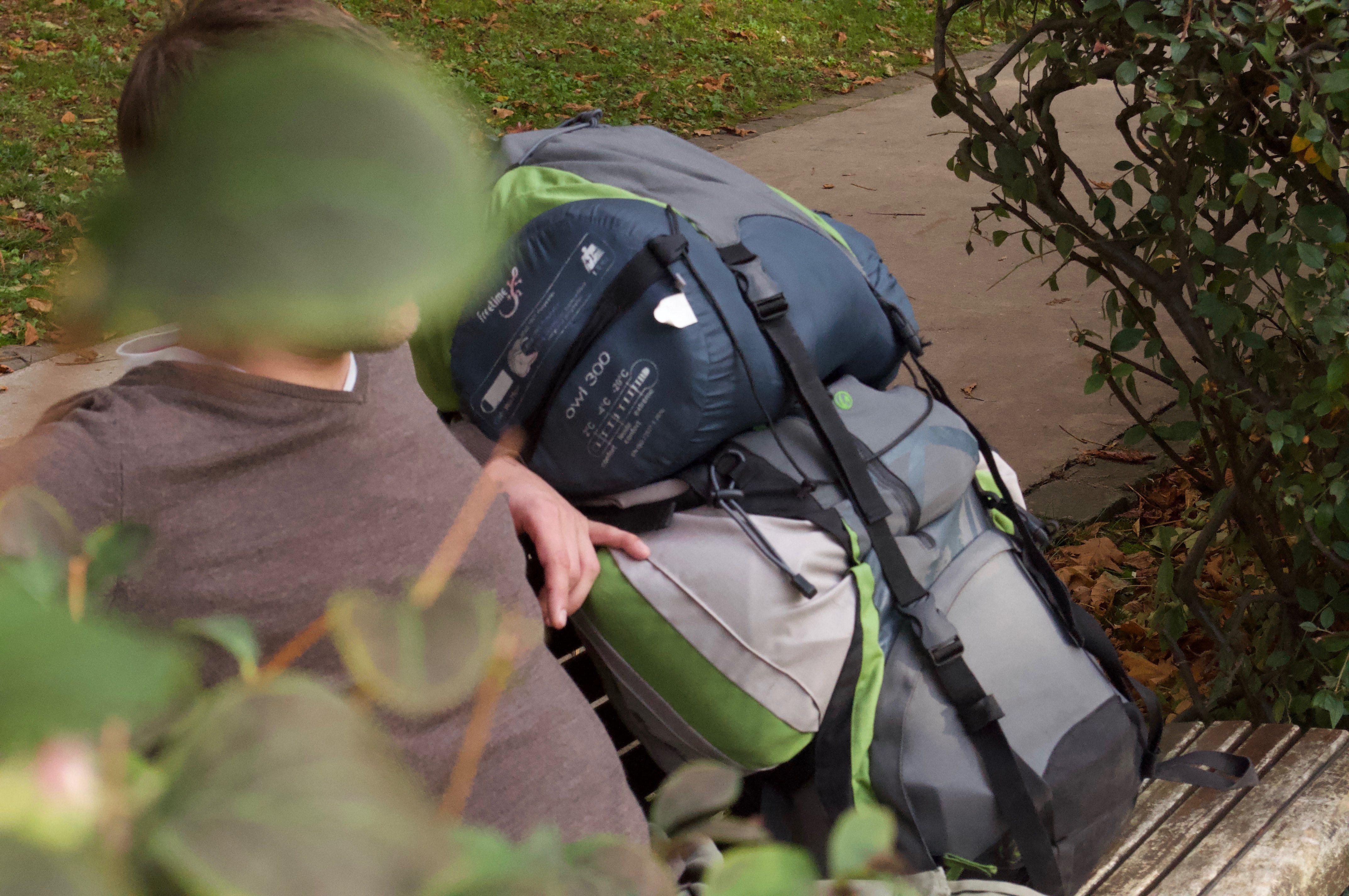 En juin, sans famille sur qui compter et après un accident, Alex se retrouve à dormir dehors