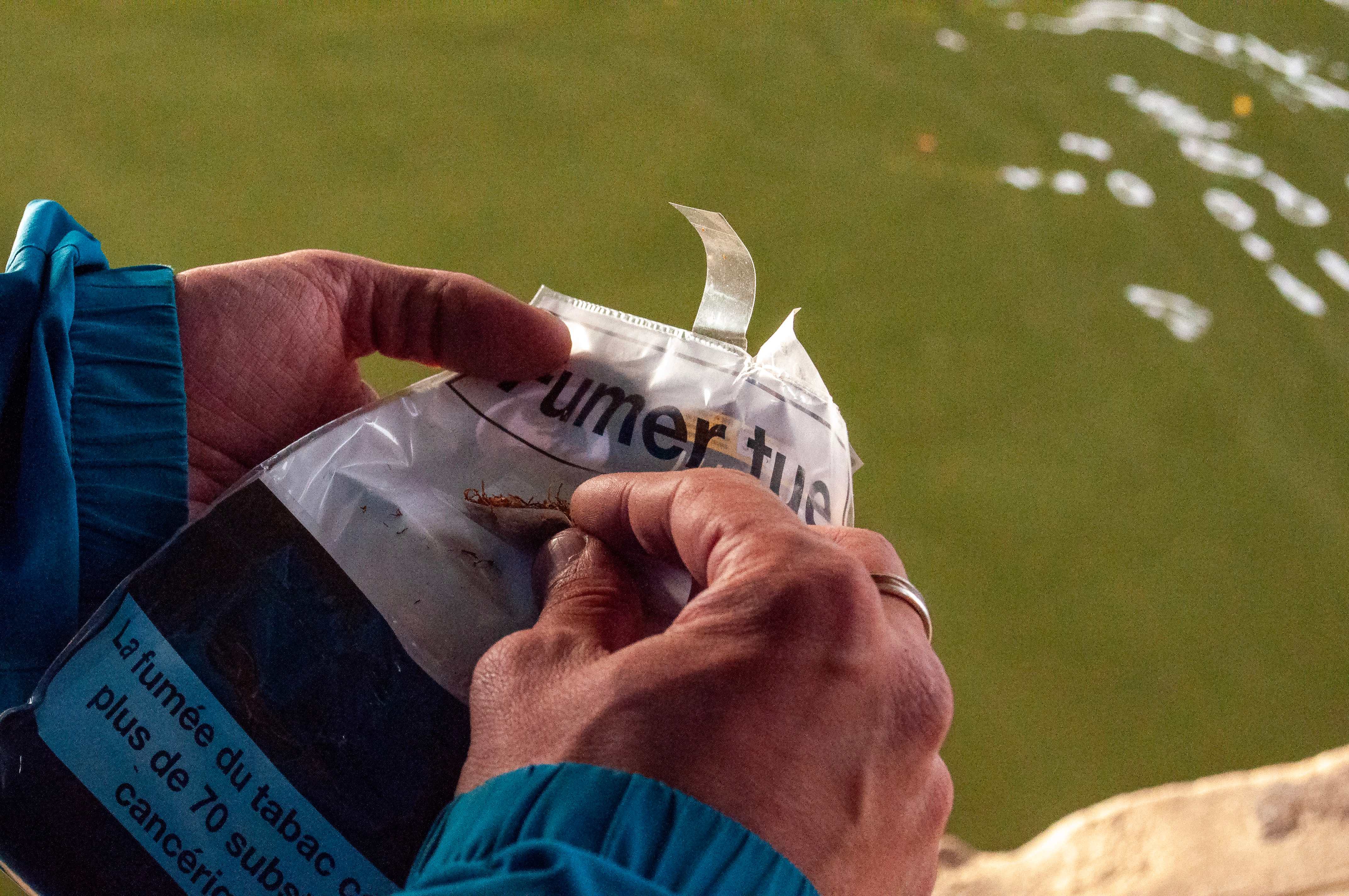 Après deux mois de galère dans la capitale, à subir les vols et les violences de la rue, Alex prend le RER A et descend à Joinville-le-Pont