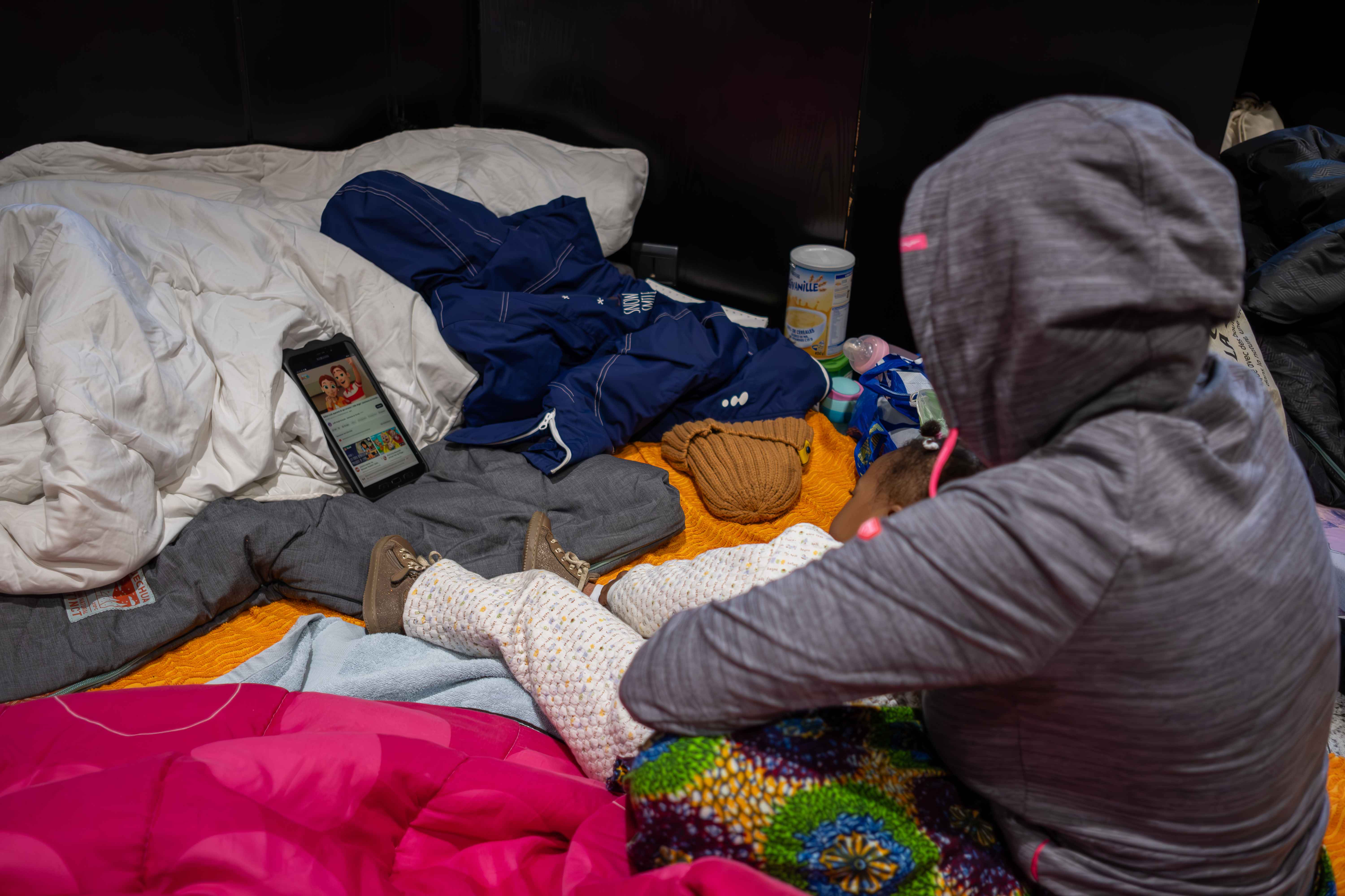 Du Mali à l'Algérie, en passant par la Tunisie et l'Italie, Adama, Guinéenne, est arrivée en France il y a deux ans.