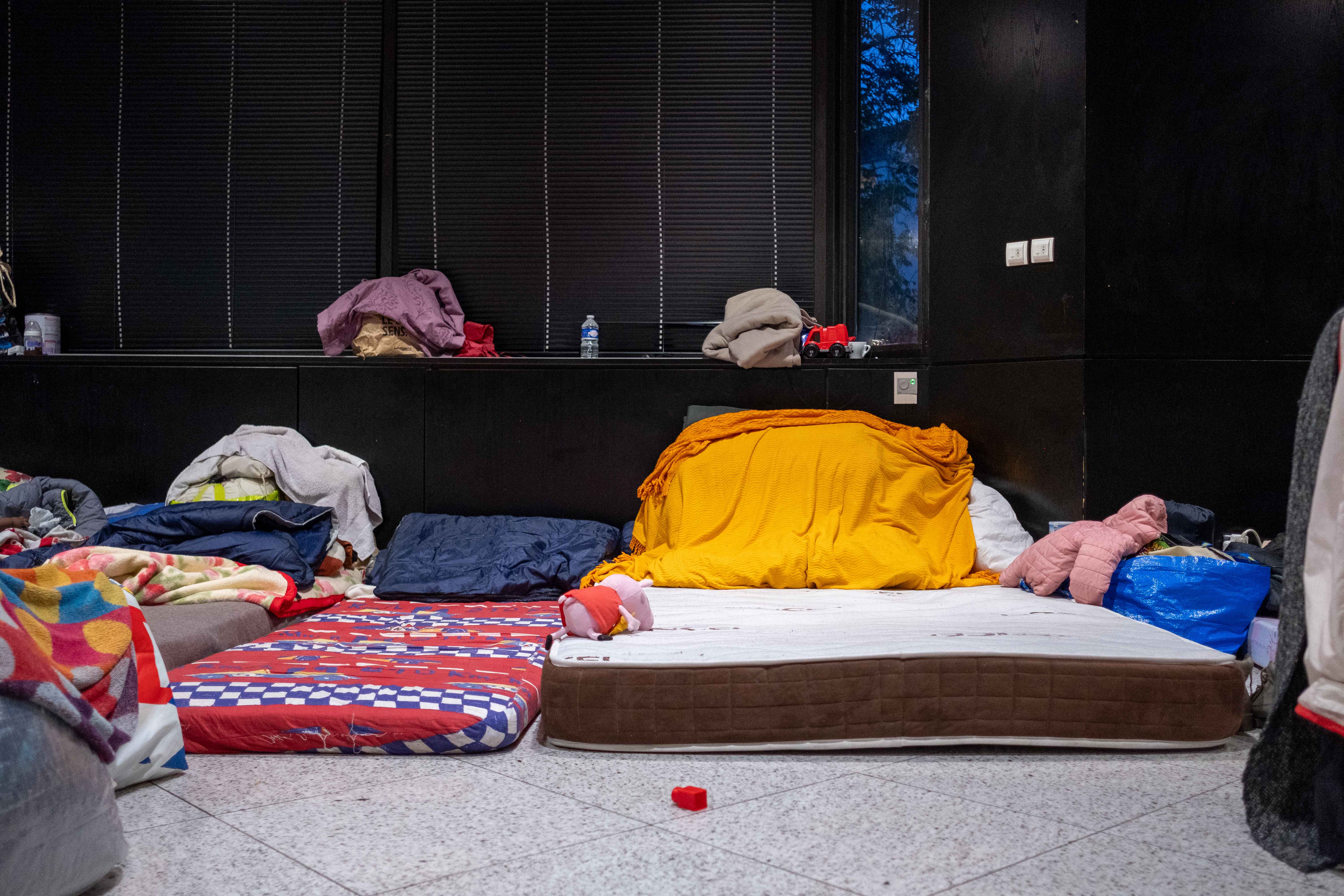 Les conditions de vie sont particulièrement difficiles pour les plus de 150 occupants car il n'y a que deux toilettes, pas de salle de bain et pas de cuisine.