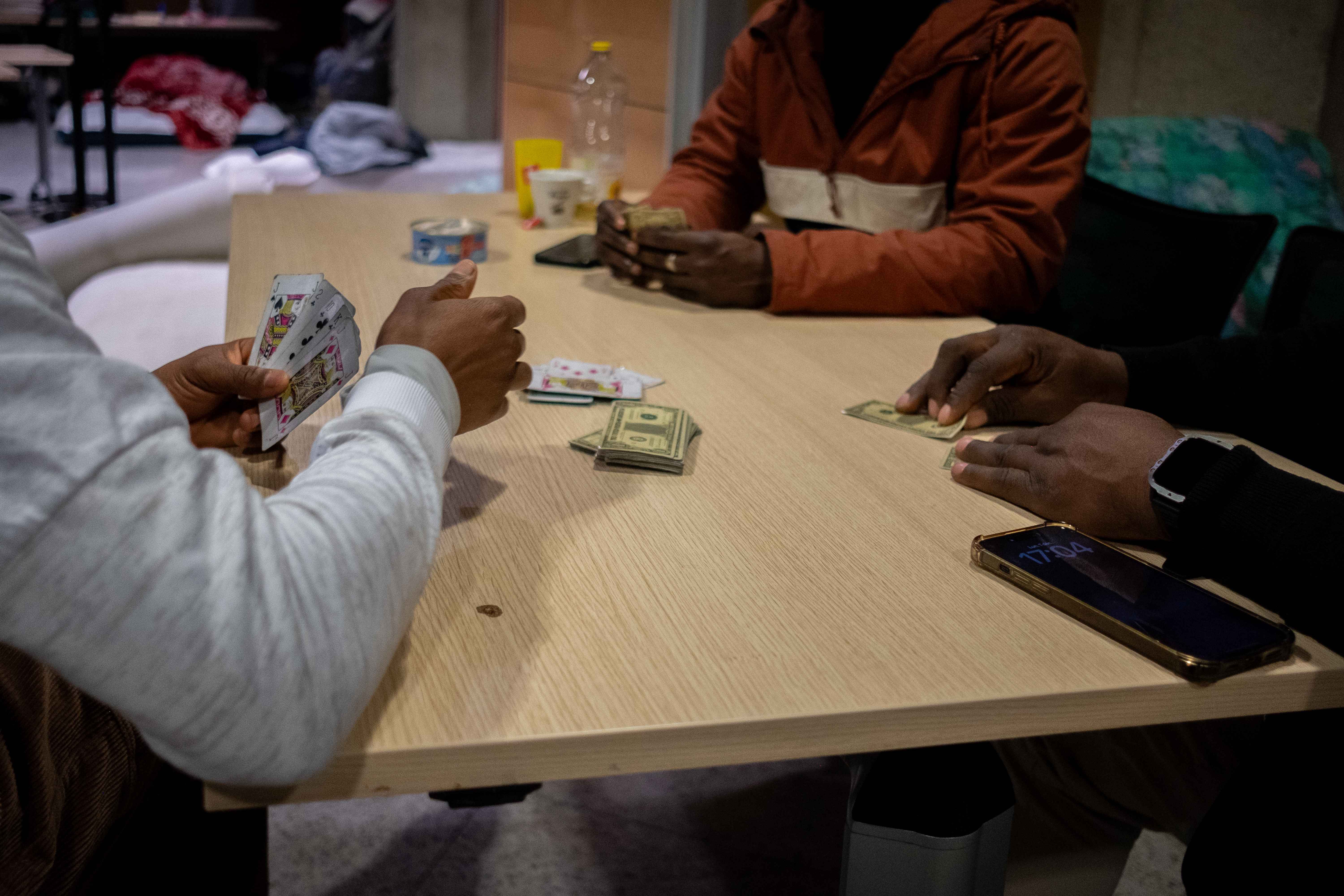 Depuis un mois, plus de 150 exilés occupent le siège de Grenoble Alpes Métropole