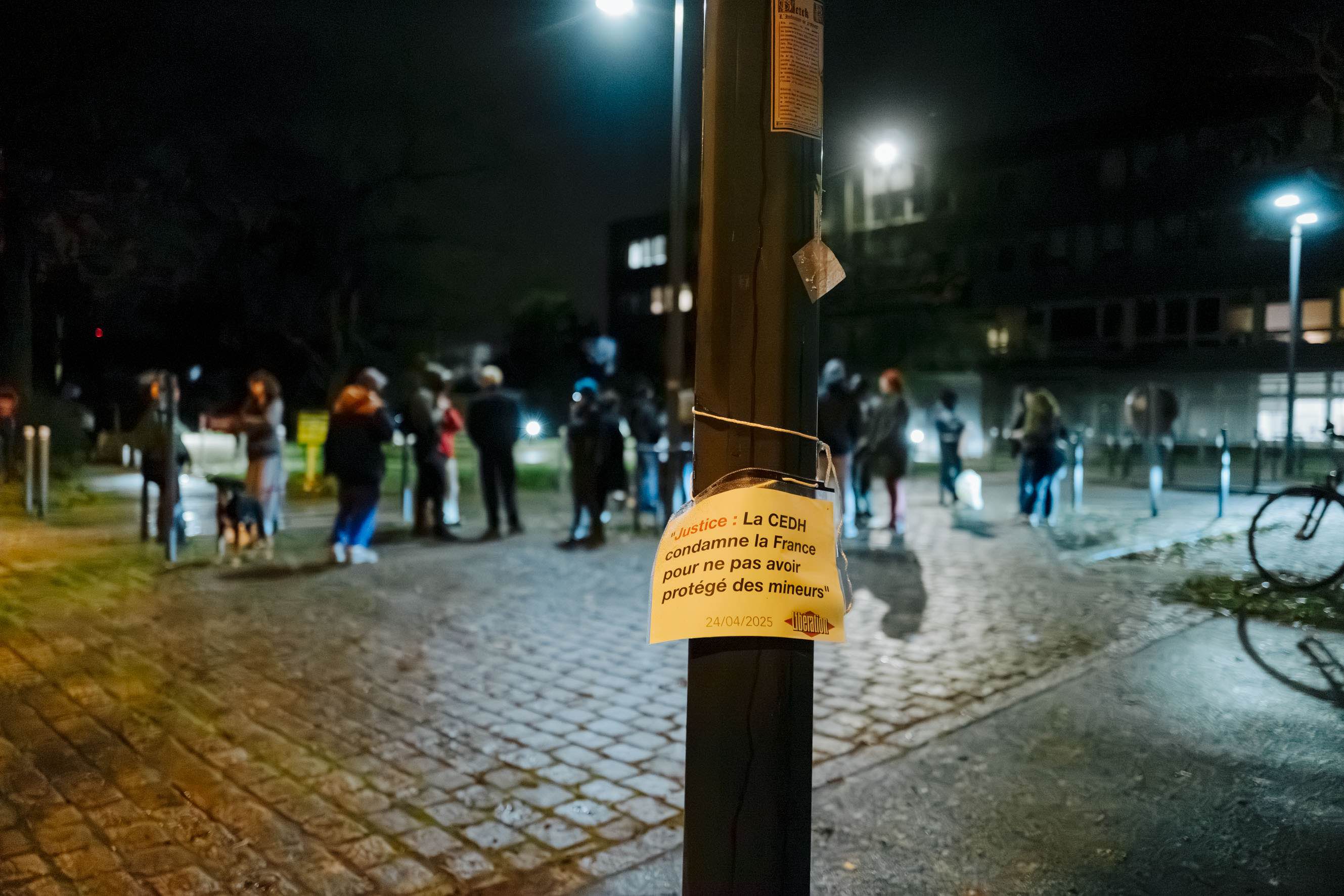 Devant l’hôtel du département d’Ille-et-Vilaine, le 27 novembre, une vingtaine d'ados espèrent faire réagir l’institution pour qu’elle leur trouve un hébergement stable