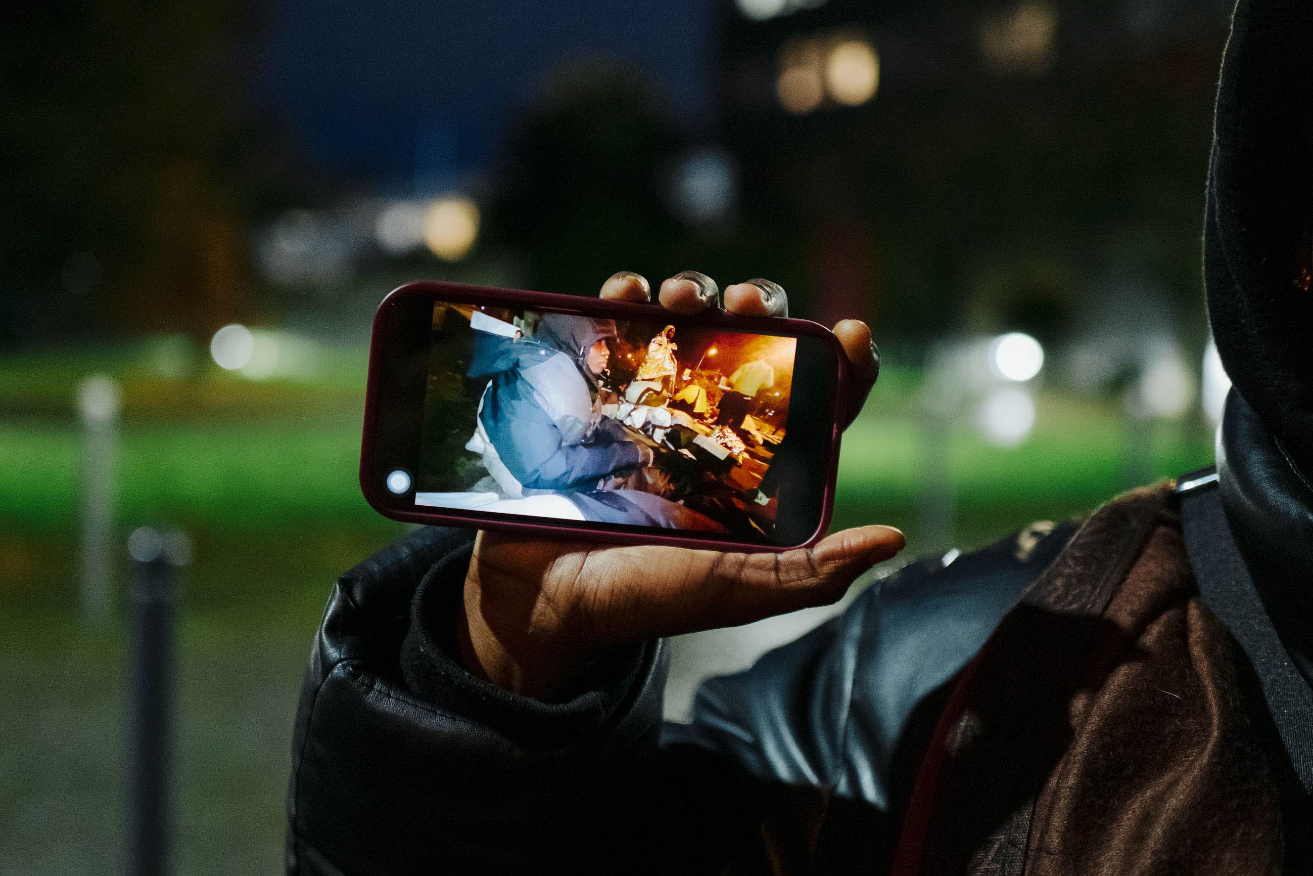 Fatou montre une image captée par téléphone lors du rassemblement du 26 novembre