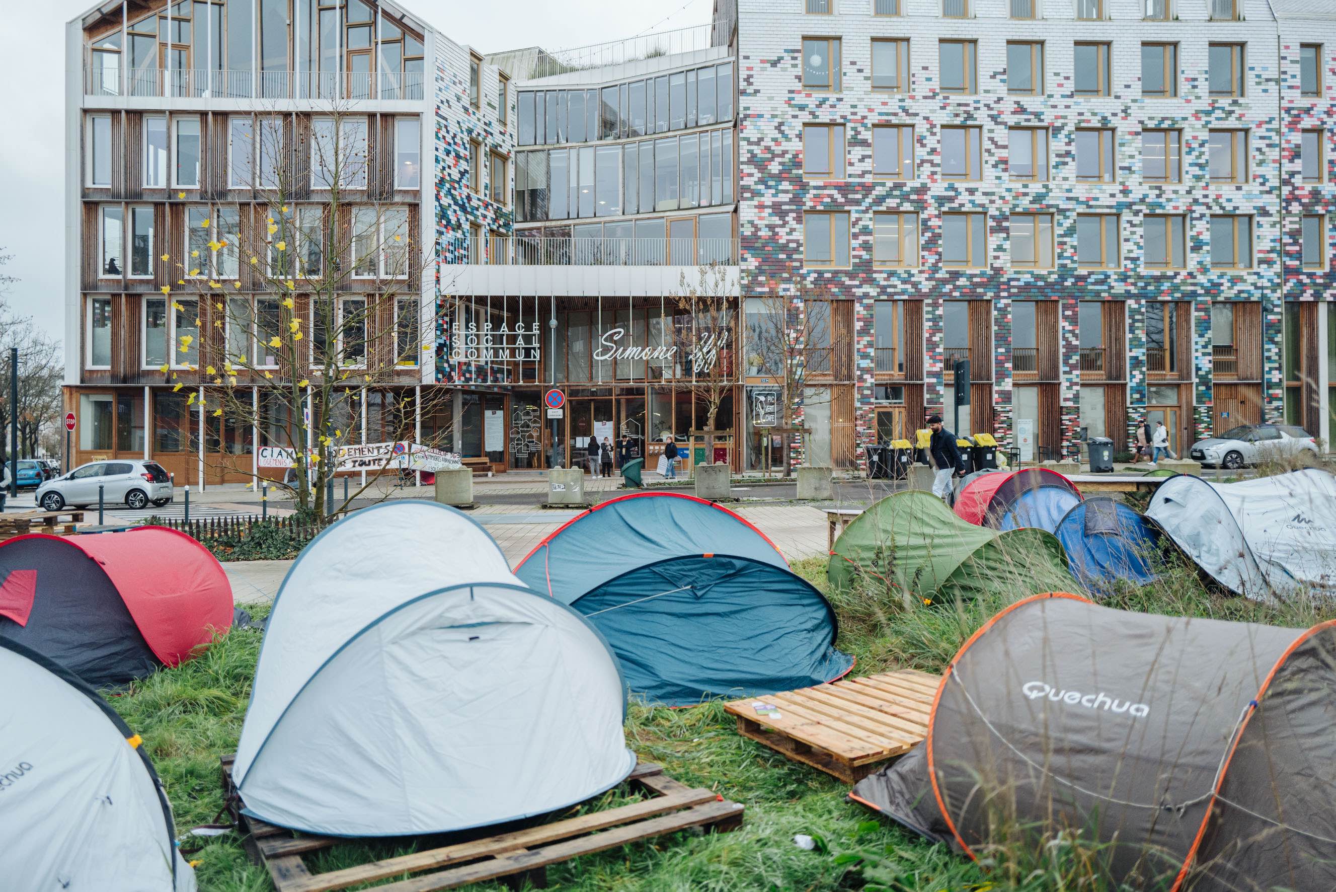 Devant l'espace social commun Simone Iff à Rennes, le 1er décembre
