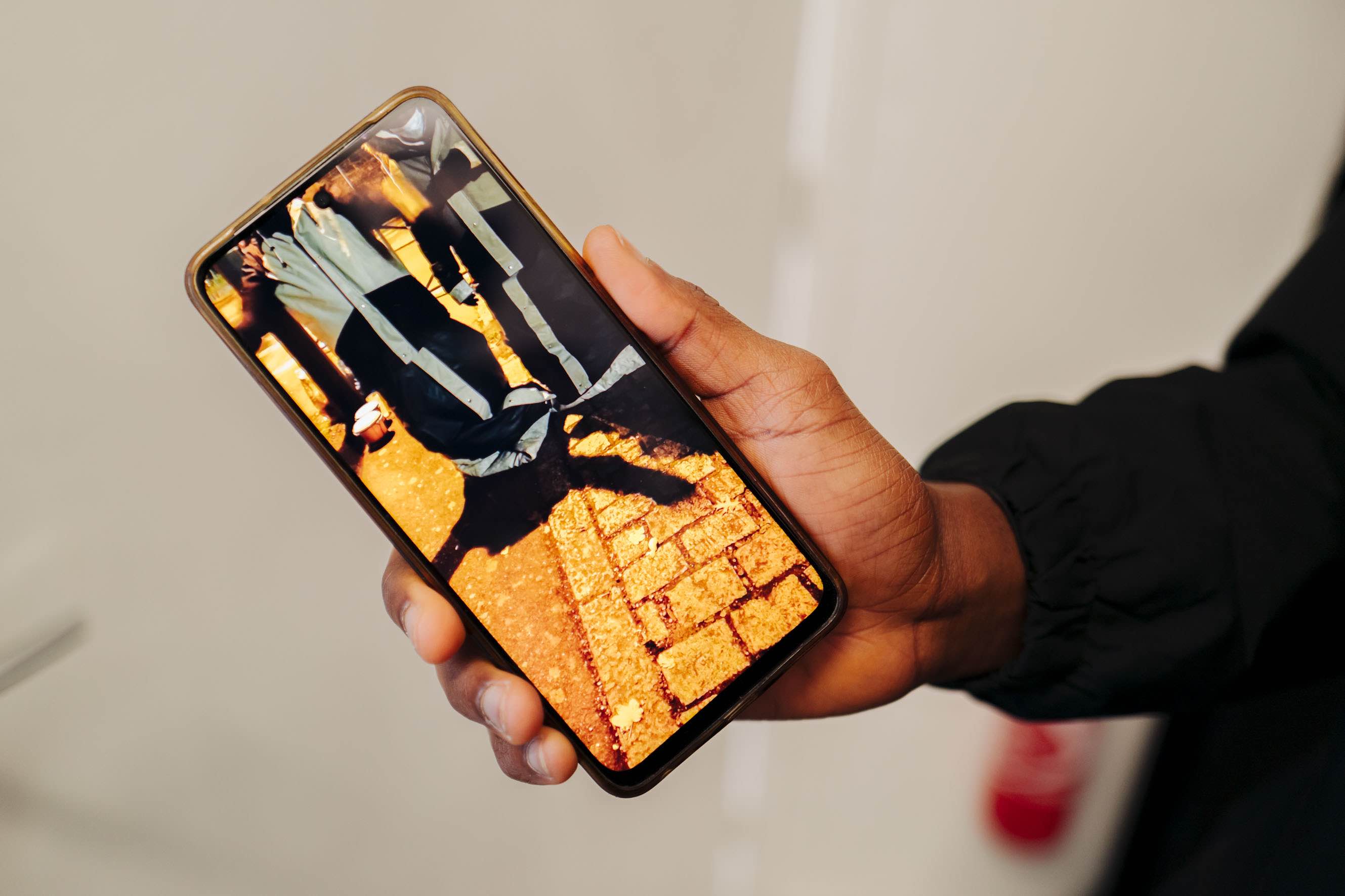 Ayant dormi devant l'hôtel du département, Alpha montre une image de leurs sacs de couchage