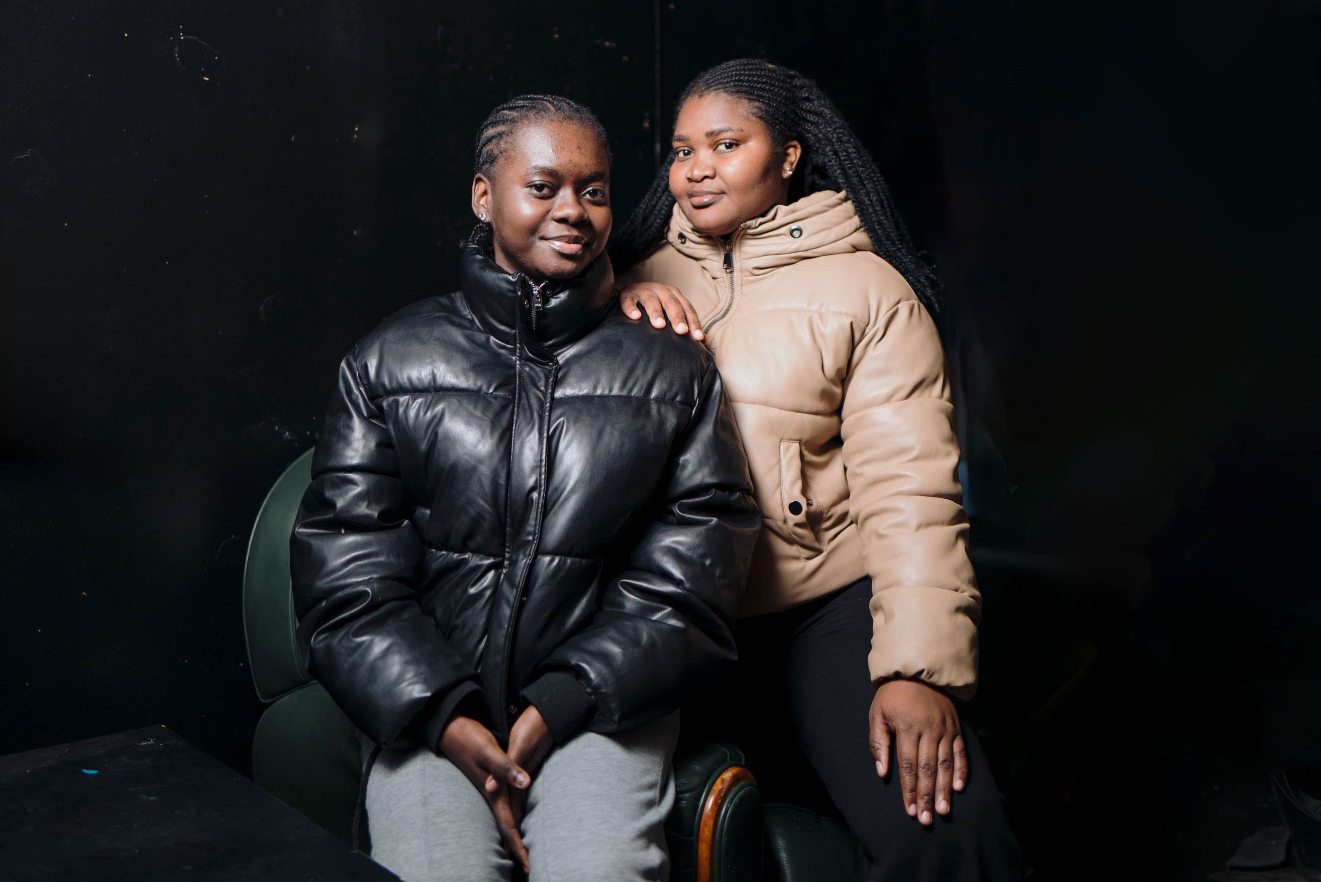 Lauriana (à droite), 15 ans, est arrivée à Rennes en juillet ; Fatou (à gauche), 15 ans, est arrivée début septembre sur le territoire français