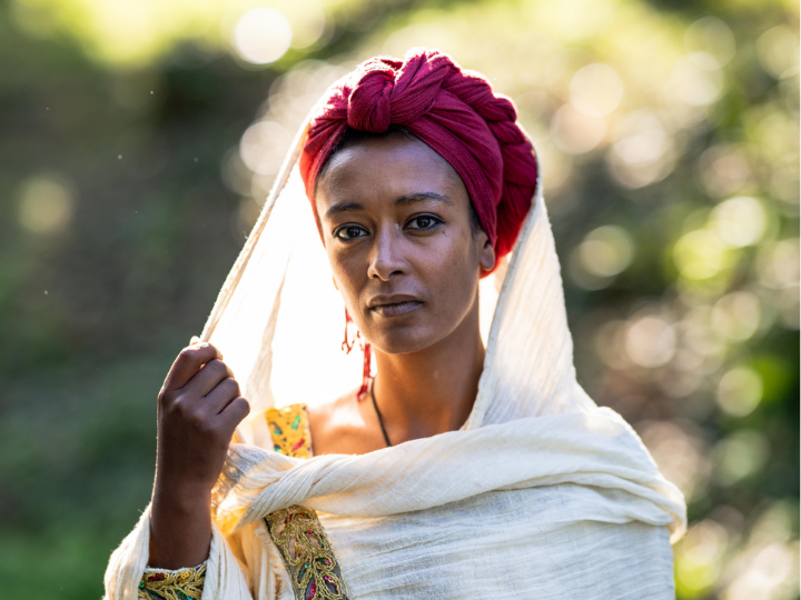 « Pendant des années, j’avais beau me regarder dans le miroir, je me considérais comme blanche. Je ne voulais pas de mon histoire, de cette tristesse. 