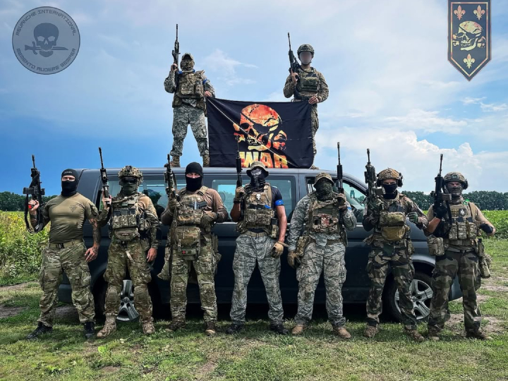Baptisée d'abord « War Agressive », la « Légion pirates » est rattachée au bataillon « Revanche », une formation ukrainienne liée au parti ultranationaliste orthodoxe « Ordre et tradition ». 