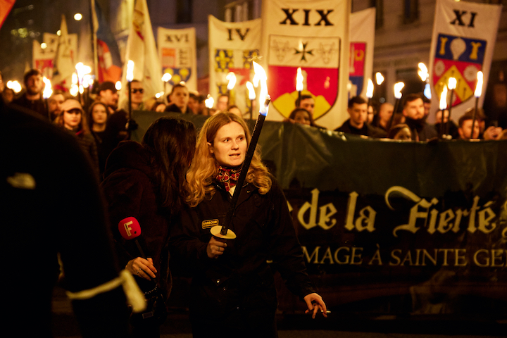 Louise Garnier, membre du syndicat étudiant d'extrême droite la Cocarde, ainsi que porte-parole du faux-nez identitaire « Paris fierté ».