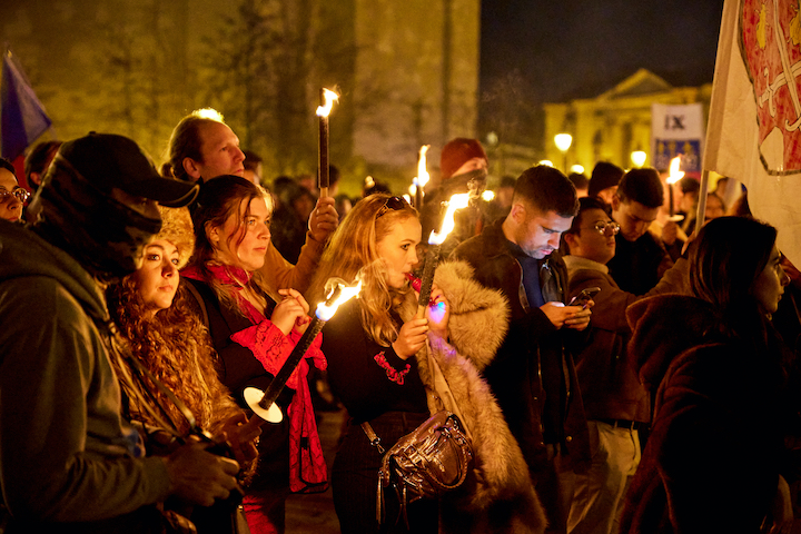 Le rassemblement a également vu la présence de profils comme la fémonationaliste de Nemesis Nina Azamberti, ex-assistante parlementaire RN, et le directeur éditorial du média d'extrême droite Frontières David Alaime