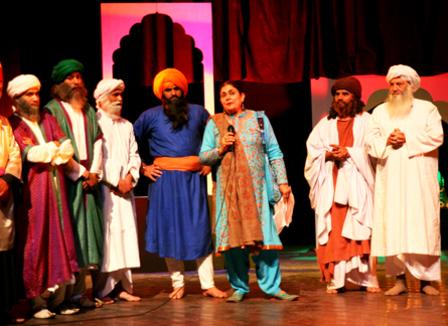 A Lahore, Pakistan, le théâtre fait de la résistance... et c'est une femme qui le dirige