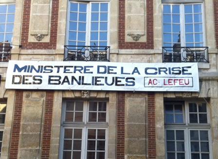 Hollande fait un coucou au « ministère de la crise des banlieues »