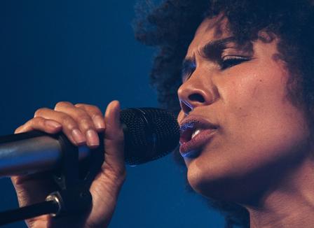 Photos: Ayo en concert au Trianon le 21 mars