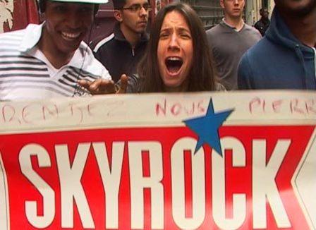 Devant Skyrock : Sinik, Youssoupha Diaby  et des lycéens excités manifestent
