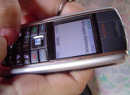 Un homme plaqué par sa femme à cause des messages pré-enregistrés dans son portable 