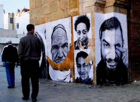 Dans les rues de Tunisie, gué-guerre entre colleurs d'affiches et censeurs après le passage de JR