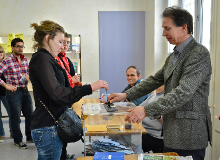 Photos: Le 6 mai de Mathilde, 25 ans, qui vote pour la première fois à droite