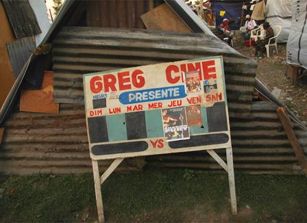 Dans le camp de la mairie à Léogâne, le film de ce soir chez Greg Ciné, c'est « 2012 »