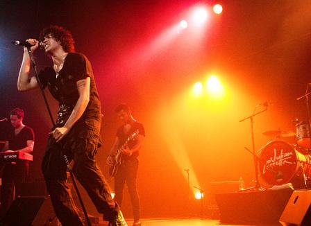 Photos: Julian Perretta en concert au Trianon le 9 mai