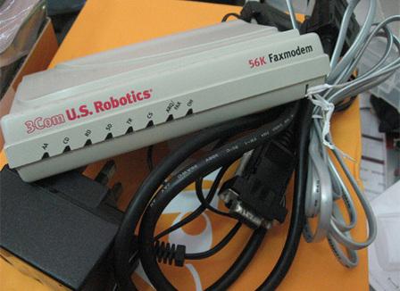 Transforme ton vieux modem en Freedom Fighter avec l'«Opération 56K, Internet pour la Libye »