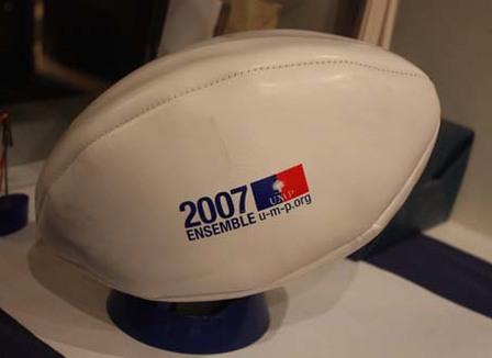 Au QG de l'UMP, le ballon de rugby UMP spécial... grand chelem