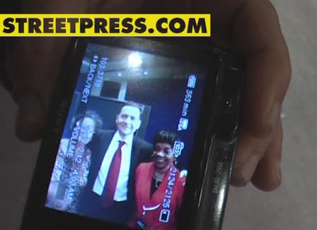 A l'UMP, malgré la défaite les supporters viennent photographier leurs idoles