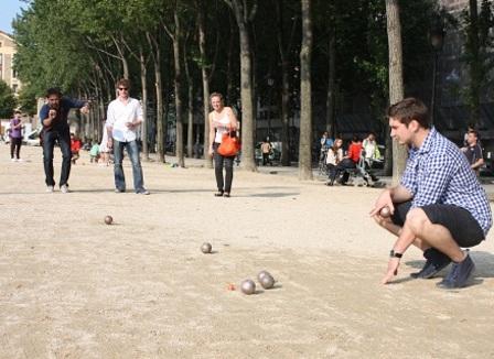 Combat de pétanque : papys et jeunes montent sur le ring