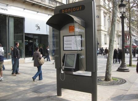 Les nouvelles cabines téléphoniques d'Orange au crash test: c'est bof bof 