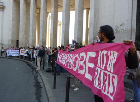 Vidéo: Une manifestation LGBT à Paris perturbée par l'extrême-droite
