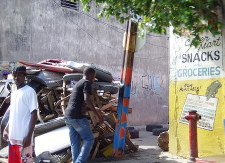 Des affrontements entre la police et des gangs paralysent Kingston