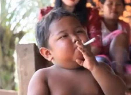 La vidéo qui fout les boules: Ardi Rizal, l'enfant de 2 ans accro à la cigarette