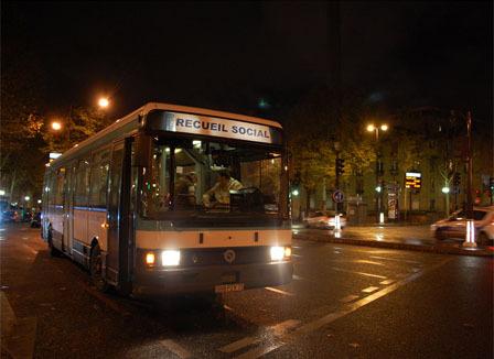 La nuit, le bus de la RATP qui reloge les SDF du métro